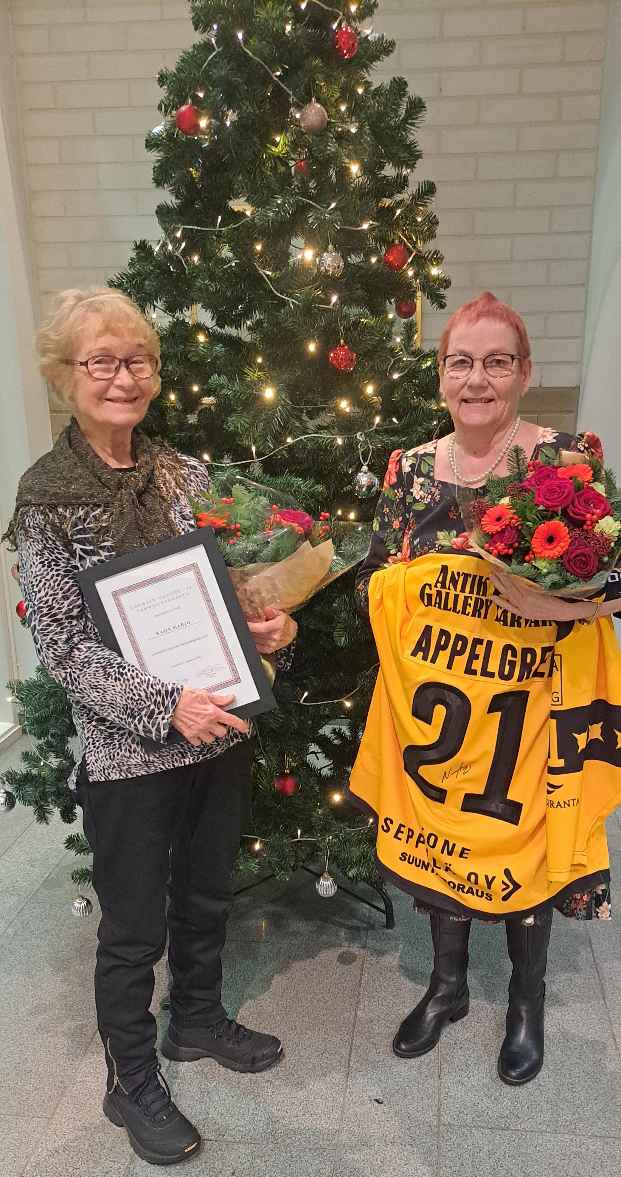 Kuvassa vuoden ikäihminen Kaija Harju ja vuoden positiivisin luumäkeläinen Pirjo Henttu