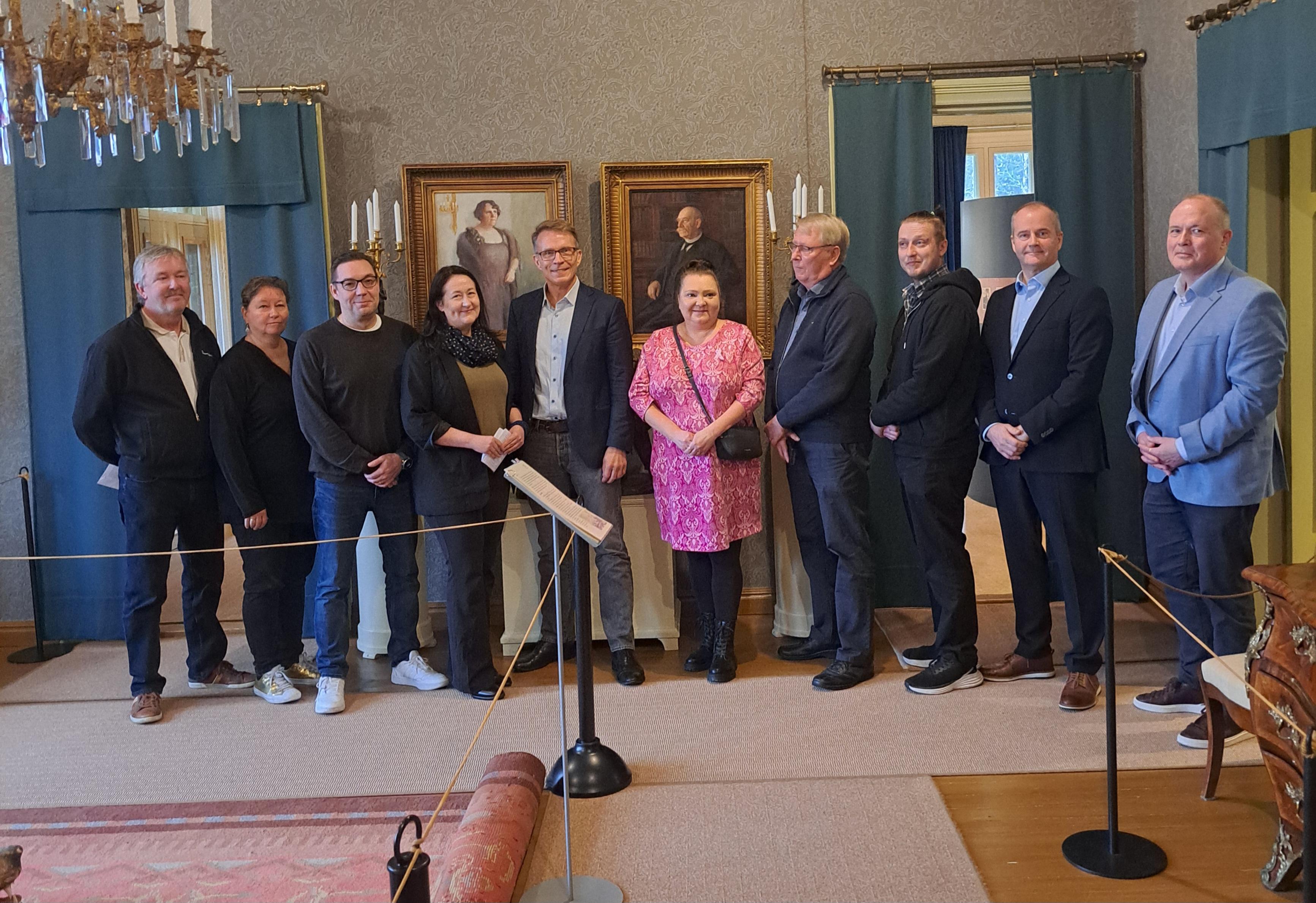 Kuvassa kansanedustajia ja Luumäen kunnan päättäjiö