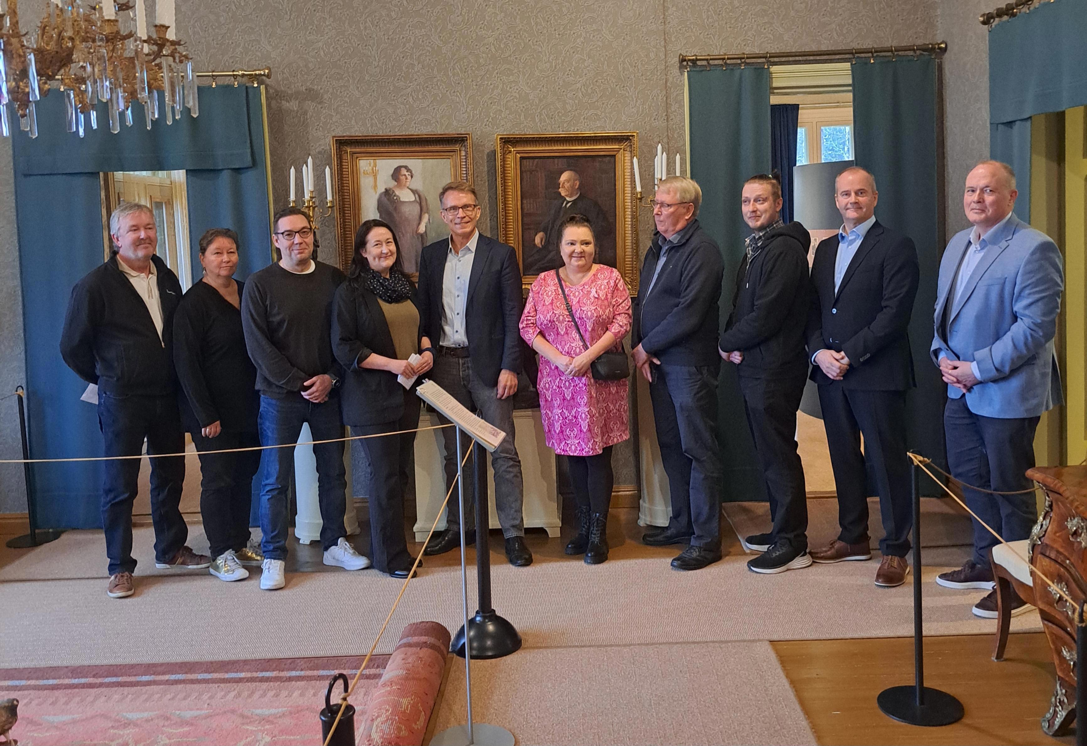 Kuvassa kansanedustajia ja Luumäen kunnan päättäjiö